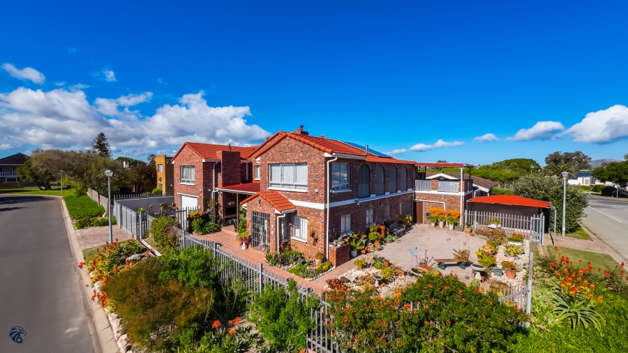 5 Bedroom Property for Sale in Middedorp Western Cape